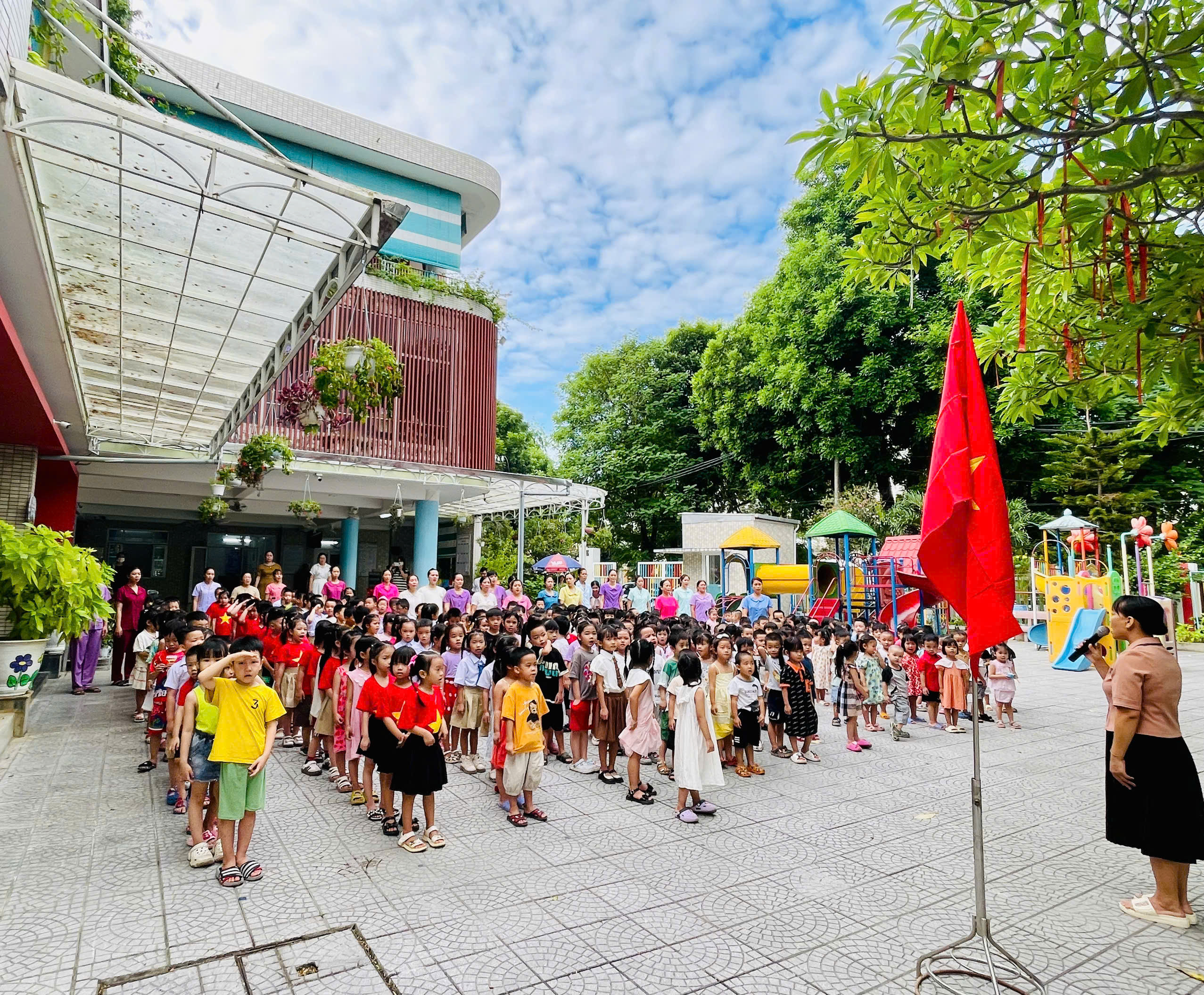 Buổi chào cờ đầu tuần của các cháu.